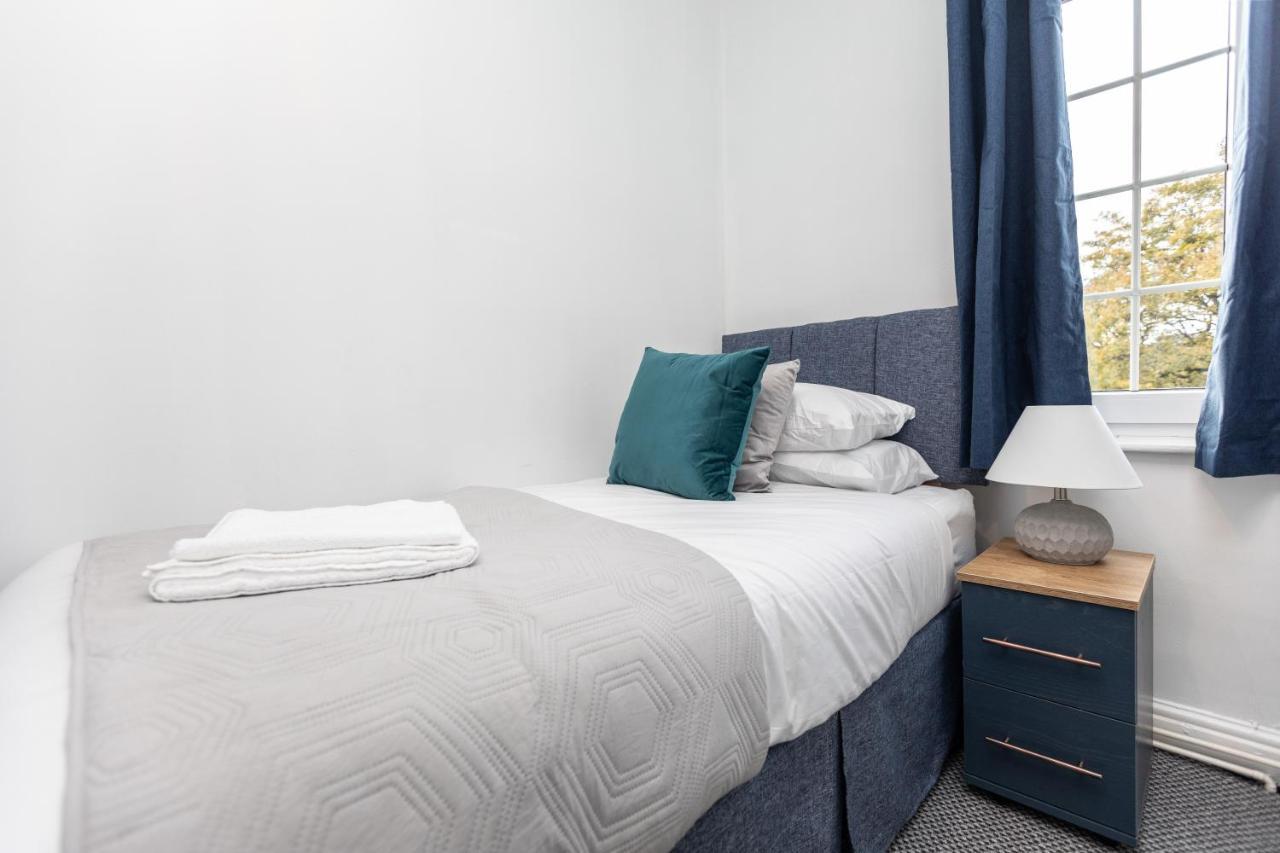 Spacious Three Bedroom Property! Hemsworth Exterior photo